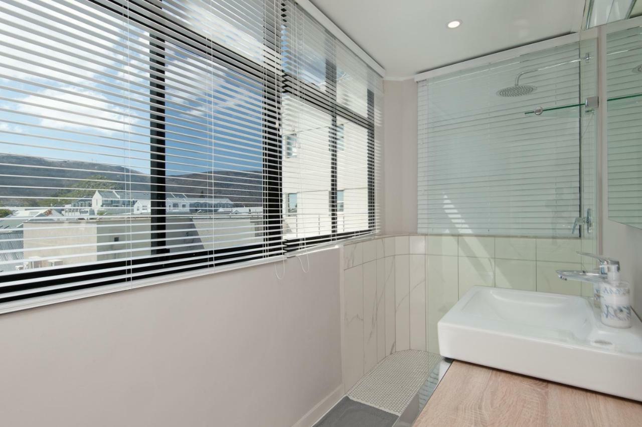 The Sun, Whales & Waves - Seafront Apartment Hermanus Dış mekan fotoğraf