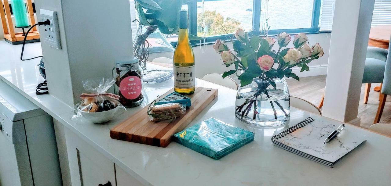 The Sun, Whales & Waves - Seafront Apartment Hermanus Dış mekan fotoğraf